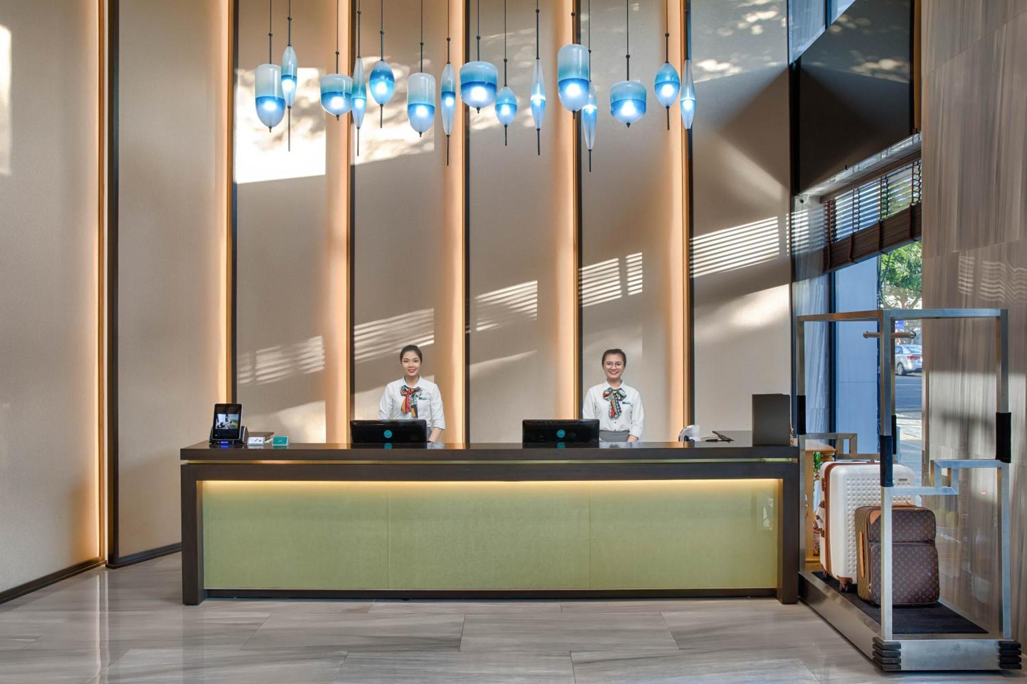 Satya Da Nang Hotel Han Market Екстериор снимка