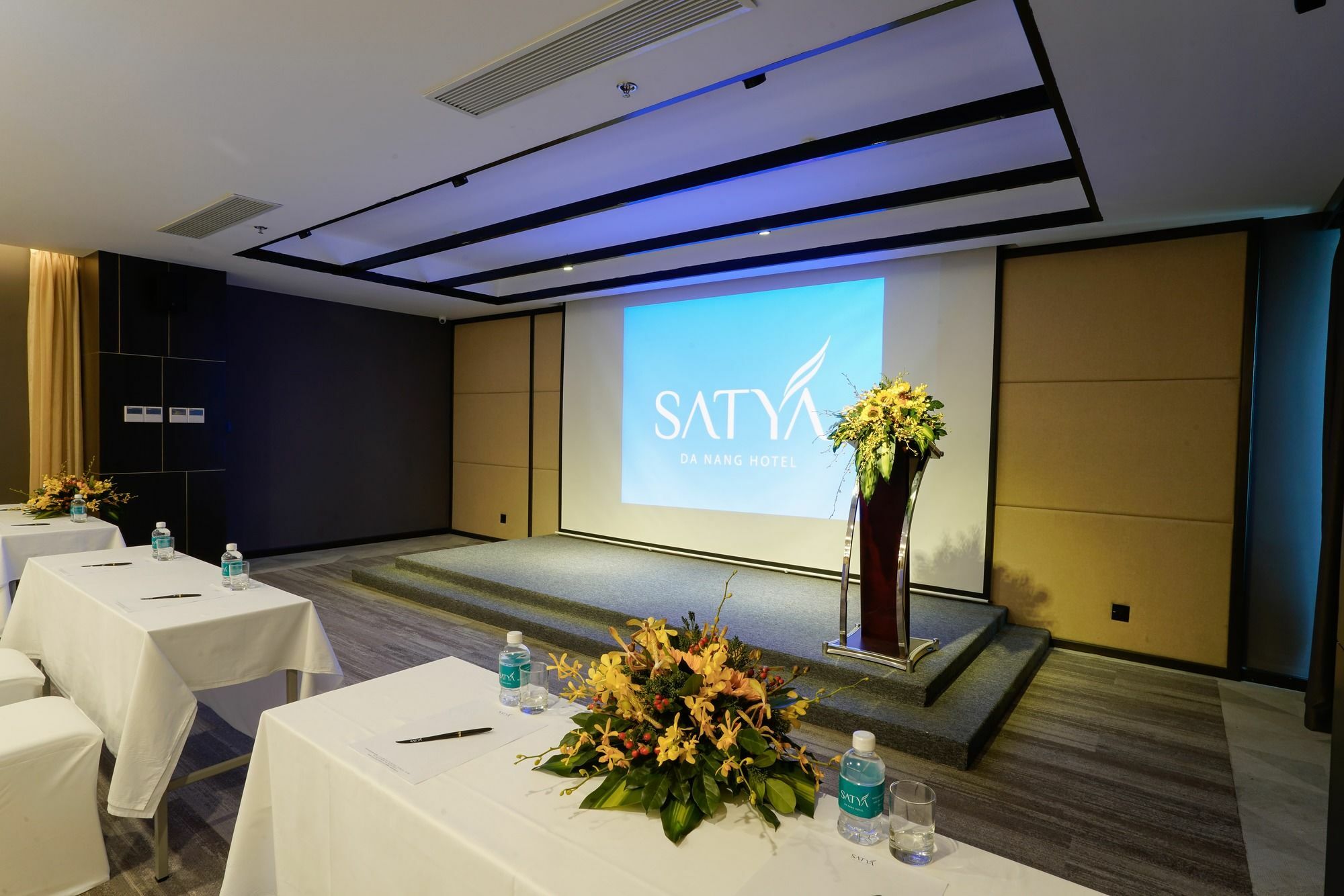 Satya Da Nang Hotel Han Market Екстериор снимка